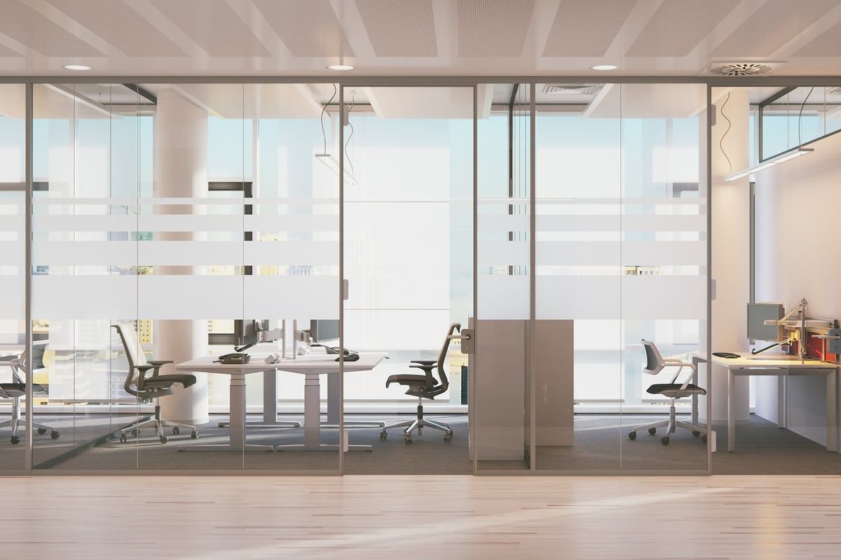 Helles Büro mit Glaswänden und Schreibtischen